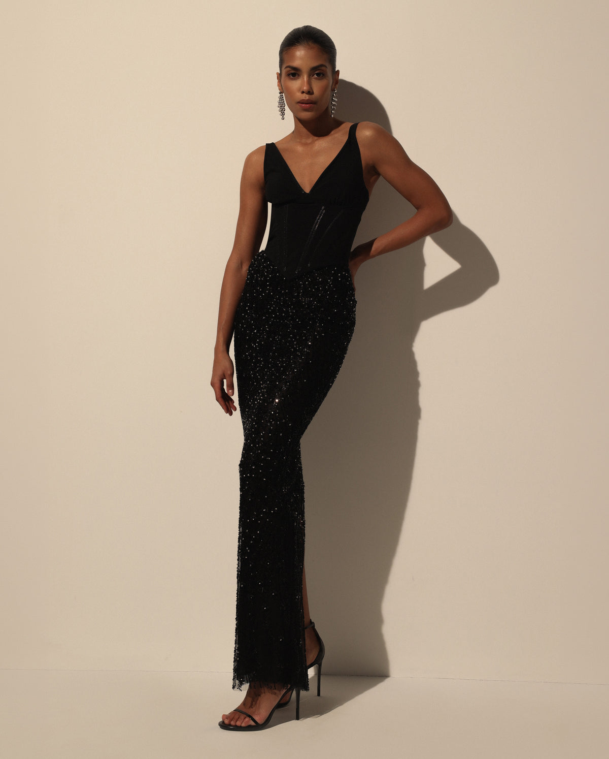 BLACK CORSET WITH DEEP V-NECKLINE